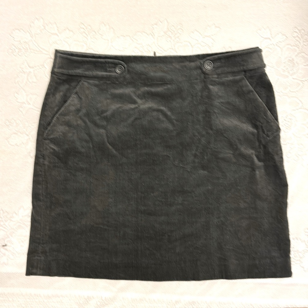 BANANA REPUBLIC corduroy mini skirt. SIZE 10. Very good condition!